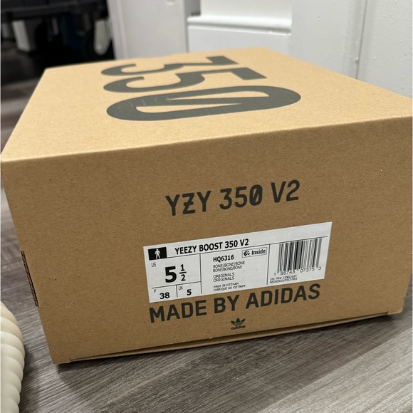 Yeezy boost 350 V2 - Picture 8 of 8